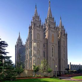 By derivative work: Entheta (talk)Salt_Lake_Temple,_Utah_-_Sept_2004.jpg: Diliff - Salt_Lake_Temple,_Utah_-_Sept_2004.jpg, CC BY 2.5, https://commons.wikimedia.org/w/index.php?curid=4646229