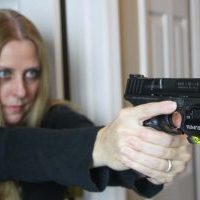 woman_aiming_streamlight_tlr-2_mounted_on_smith__wesson_sd40